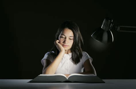 Is studying in the dark more effective?