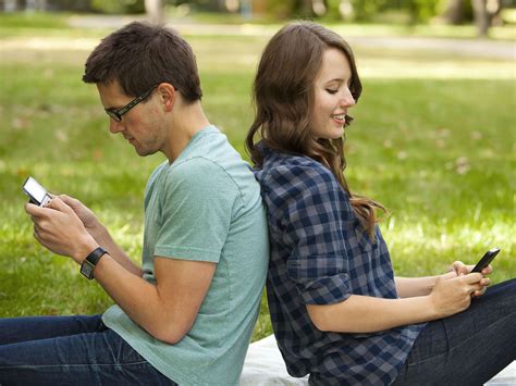 Is texting everyday a healthy relationship?