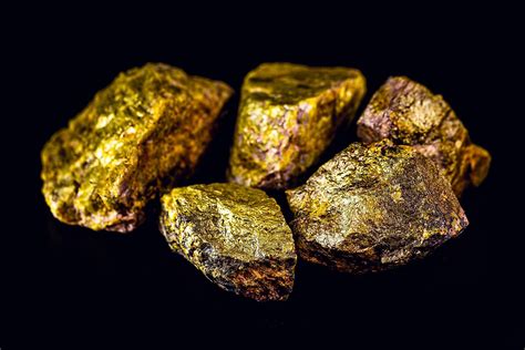 Is uranium heavier than gold?