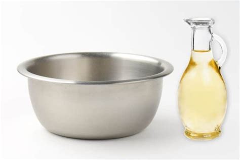 Is vinegar OK in a metal bowl?