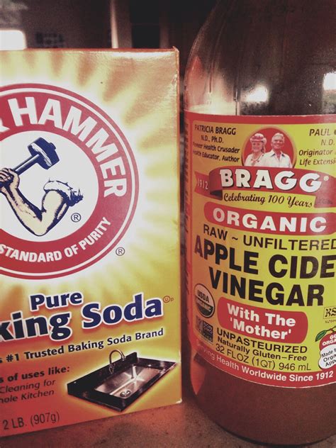 Is vinegar or baking soda better for urine smell?