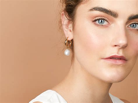 Is wearing mismatched earrings weird?