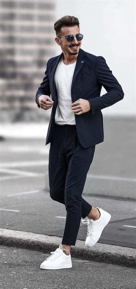 Is white sneakers smart casual?