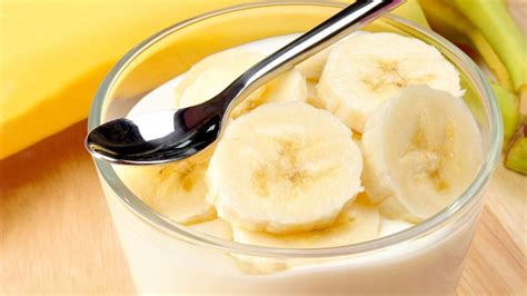 Is yogurt or banana healthier?