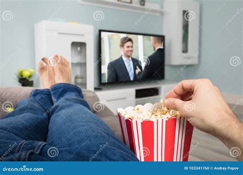 Should I watch movies while eating?