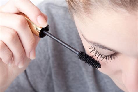 Should I wet my lashes before mascara?