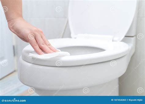 Should I wipe the toilet seat?