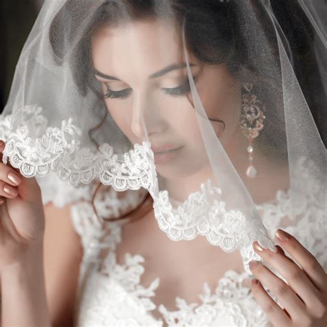 Should a bride cover her face?