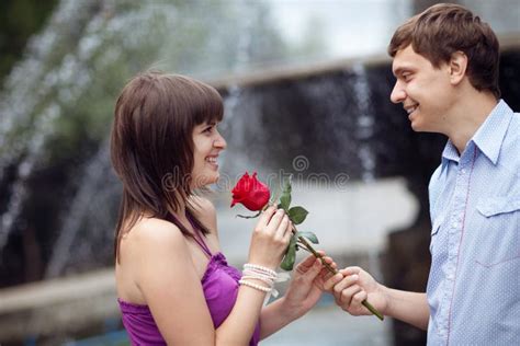 Should a girl give a guy flowers?
