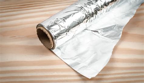 Should aluminum foil be shiny side up or down?