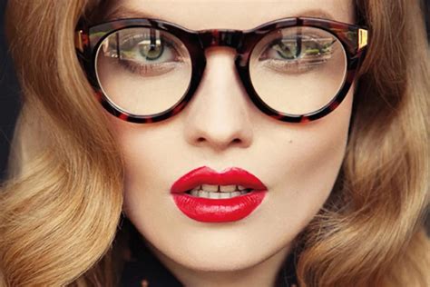 Should eyebrows show when wearing glasses?