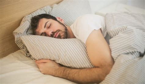 Should men sleep in briefs?
