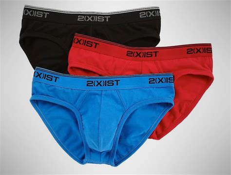 Should men wear red underwear?