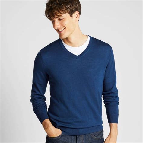 Should men wear shirt under V neck sweater?