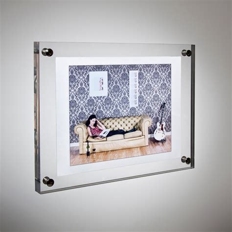 Should picture frames have glass?