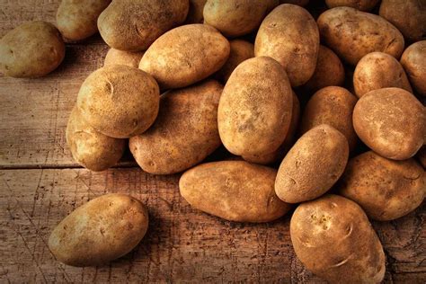 Should potatoes be stored in the cold?