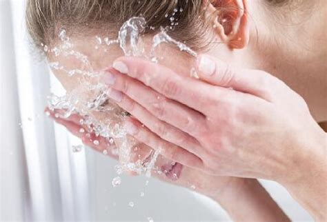 Should we wash our face with cold water after steaming?