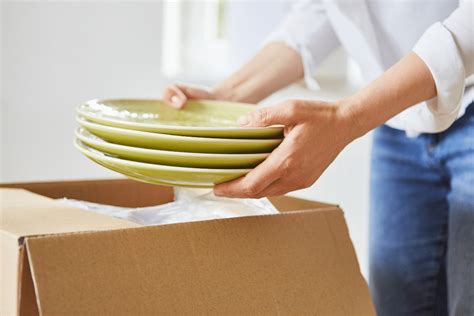 Should you pack dishes vertically or horizontally?