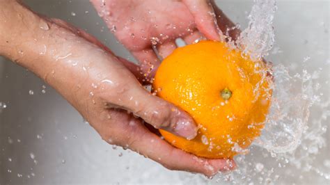 Should you wash oranges before peeling?