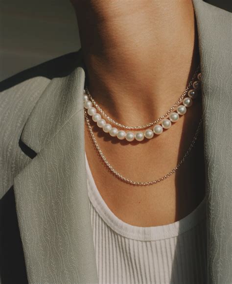 Should you wear pearls at night?