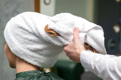 Should you wrap wet hair in a towel?