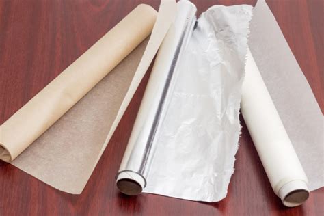 What's the difference between baking paper and foil?
