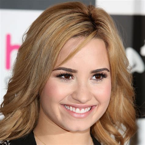 What Colour are Demi Lovato's eyes?