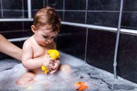 What age can a baby sit in the bathtub?