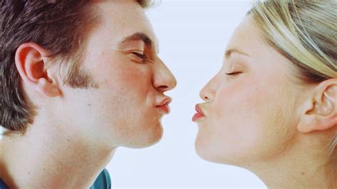 What age do most people have their first kiss?