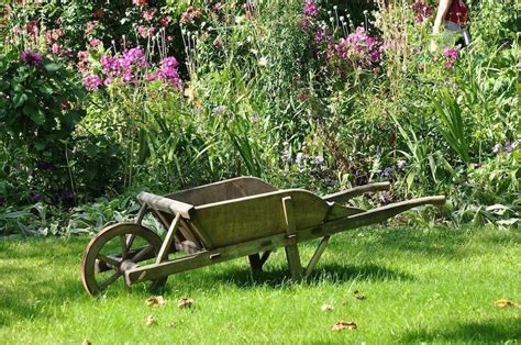 What are 5 uses of a wheelbarrow?