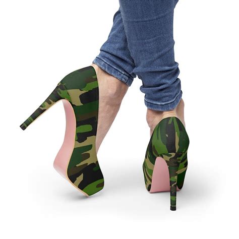 What are military heels?