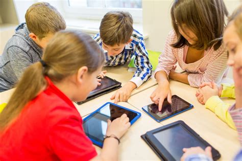 What are pros and cons of using an iPad for school?
