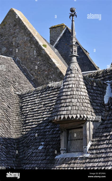 What are roofs made of in France?