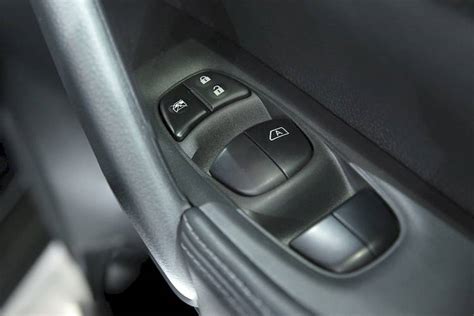 What are signs of a bad power window switch?