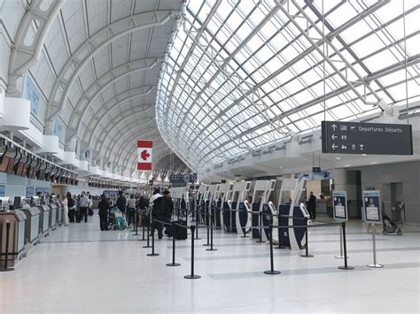 What are the 2 major airports in Toronto?