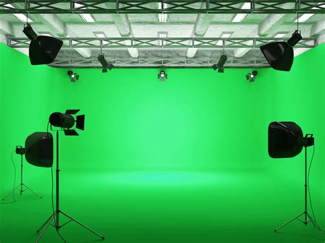 What are the advantages and disadvantages of using green screen?