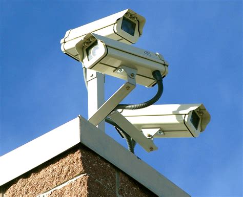 What are the disadvantages of wireless cameras?