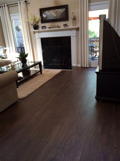 What are the pros and cons of black floors?