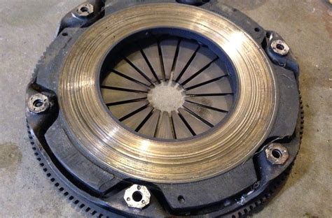 What are the symptoms of a bad pressure plate?