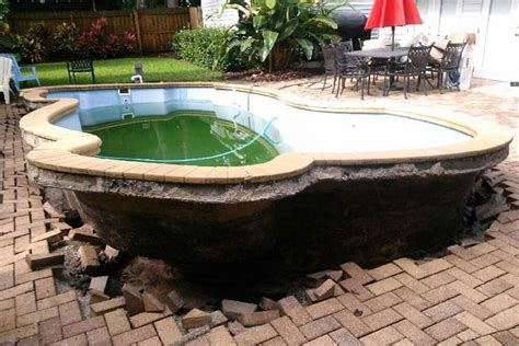 What are the symptoms of bad pool water?