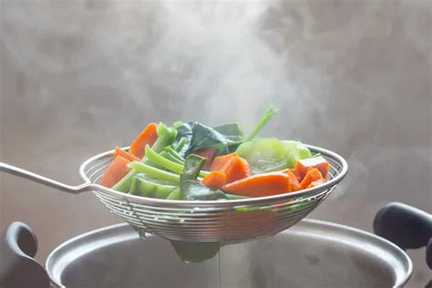 What are the types of steaming in cooking?
