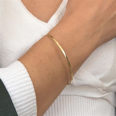 What are thin bracelets called?