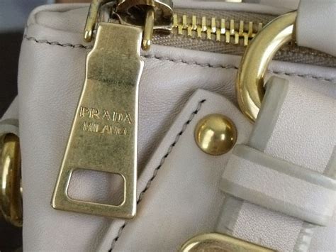 What brand zipper does Prada use?