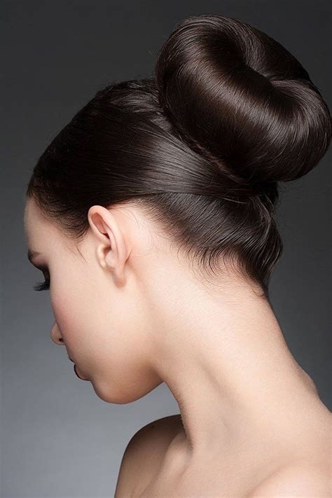 What causes a chignon?