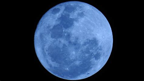 What causes the blue supermoon?