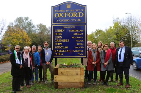 What city is Oxford twinned with?