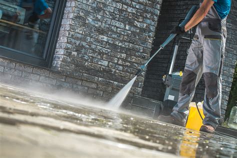What cleaner do professional pressure washers use?