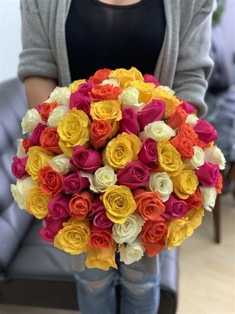 What color combinations look best in a bouquet?