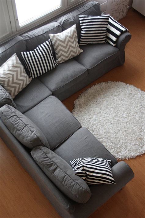 What color pillows go with a grey couch?