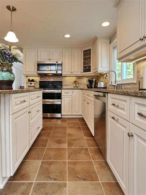 What color tile with white kitchen cabinets?